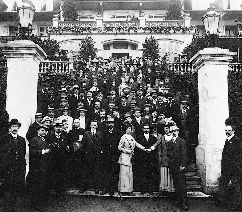 Na foto de 1910. VIII congresso da Segunda Internacional Socialista, em Copenhague. No centro, Clara Zetkin e Alexandre Kolontai. Atrás deles, Rosa Luxemburgo.